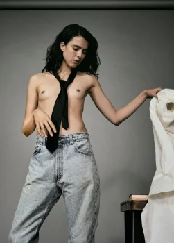 margaret qualley cameltoe