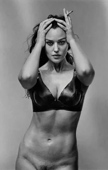 monicabellucciofficiel instagram flashing