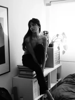 ana leon flashing