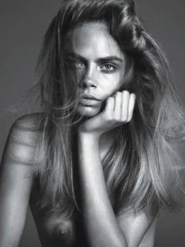 cara delevingne flashing